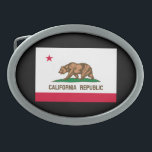 Flaggenentwurf des kalifornischen Staates Ovale Gürtelschnalle<br><div class="desc">Hier ist ein California State Flag Design präsentiert auf einer Vielzahl von beliebten Produkten. Eine tolle Geschenkidee für jeden Anlaß und alle, die einen Besuch abstatten. Hier finden Sie eine Auswahl von Sonderdesigns der Kalifornischen Republik, die für bestickte lässige Geräte und Geschenkideen für jeden zugänglich sind. Verwenden Sie den Link...</div>