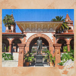 Flagler Uni St. Augustine Florida Henry Flagler<br><div class="desc">Das Foto dieses wunderschönen Puzzles zeigt die atemberaubende spanische Renaissance-Architektur der Flagler-Uni im historischen Augustiner Florida. Diese private, liberale Kunstinstitution wurde 1968 gegründet und befindet sich in einem einst von Henry Flaglers opulentesten Hotel der Gilded Age, dem Hotel Ponce de Leon. Der Eingang umfasst eine Bronzestatue von Henry Morrison Flagler,...</div>