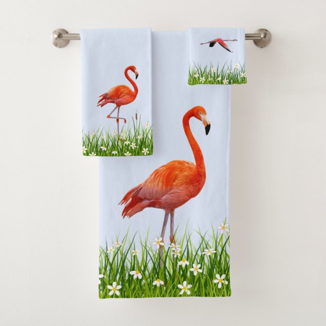 Flamant rose rose et prairie avec fleurs sur bleu  (En situation)