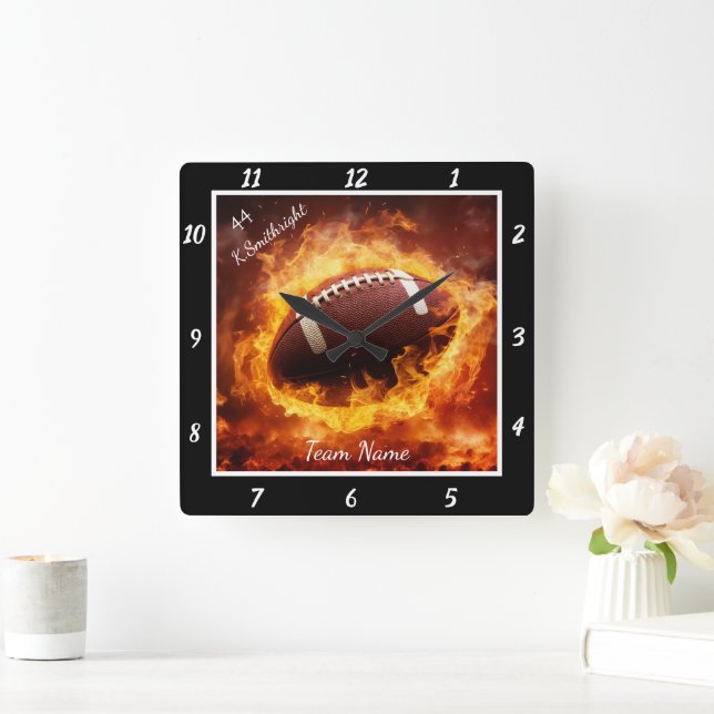 Flaming Football Sports  Quadratische Wanduhr (Zuhause)