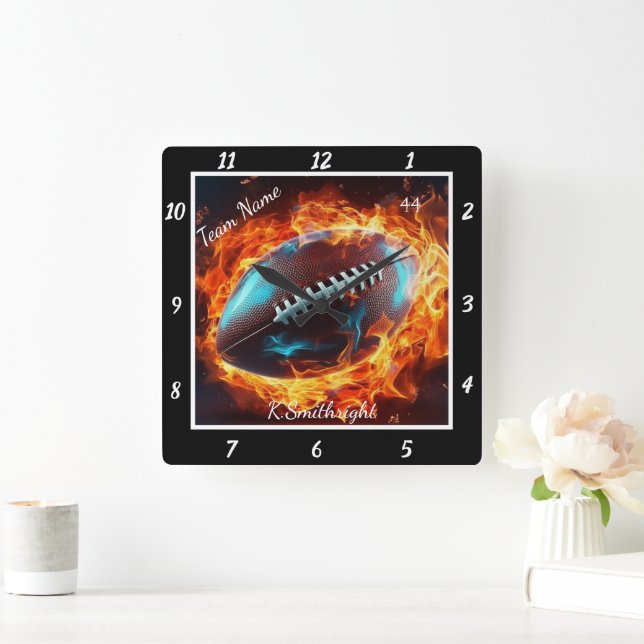 Flaming Football Sports Team  Quadratische Wanduhr (Zuhause)