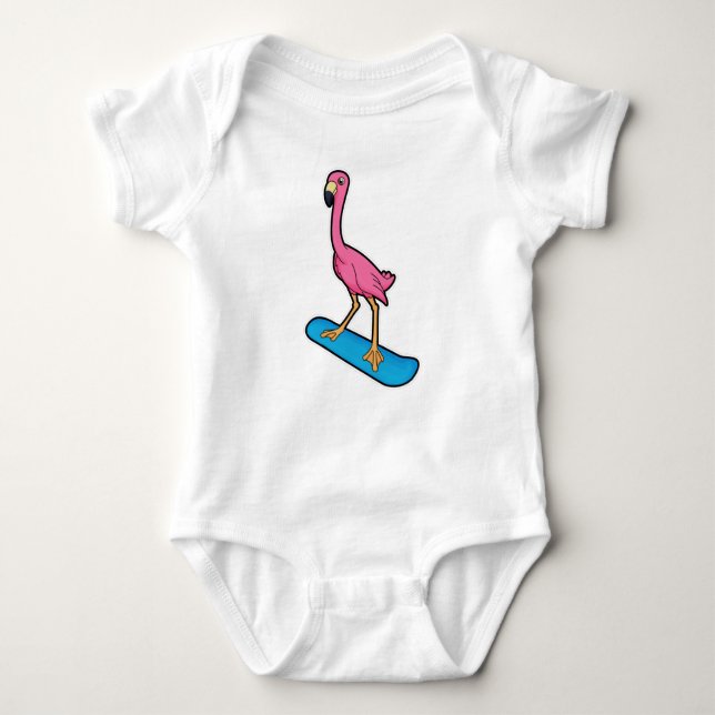 Flamingo als Snowboarder mit Snowbaord Baby Strampler (Vorderseite)