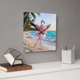 Flamingo-Ballerina in einem rosa Tutu am Strand Quadratische Wanduhr