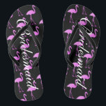 Flamingo Beach Hochzeit Flip Flops für Brautmädche<br><div class="desc">Elegante rosa Flamingo Hochzeit Flip Flops für Brautmädchen. Benutzerdefinierte Hintergrund- und Bandfarbe und personalisiert mit Namen oder Monogramm-Initialen. Moderne Schwarz und Rosa Sandalen mit stylischer Schriftzeichen-Typografie. Niedliches Gastgeschenk zum Thema Hochzeit, Hochzeit, Brautparty, Verlobung, Jubiläum, Grillen, Bachelorette, Bachelor, Mädchenwochenende usw. Machen Sie Ihr eigenes klassisches Flipflops-Set für Braut und Bräutigam, Brautmädchen,...</div>