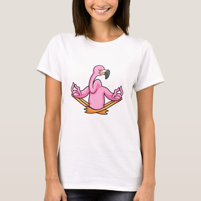 Flamingo bei Yoga in Cross-Bid T-Shirt (Vorderseite)