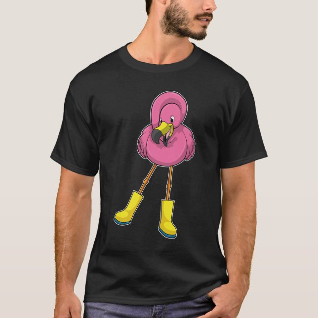 Flamingo beim Regen mit Gummistiefeln T-Shirt (Vorderseite)