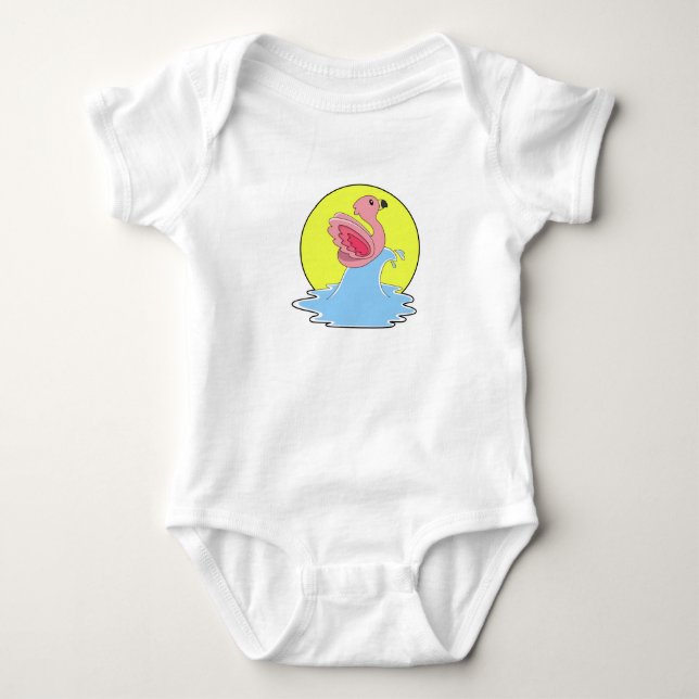 Flamingo beim Surfen im Wasser Baby Strampler (Vorderseite)