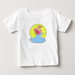 Flamingo beim Surfen im Wasser Baby T-shirt