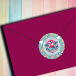 Flamingo Bird mit Hat Christmas im Juli Party Runder Aufkleber<br><div class="desc">Ein lustiges Weihnachten im Juli Design mit einem tropischen Strand und einem Flamingo Bird mit einem Weihnachtsmütze! Sie können dies mit Ihrem Namen personalisieren.</div>
