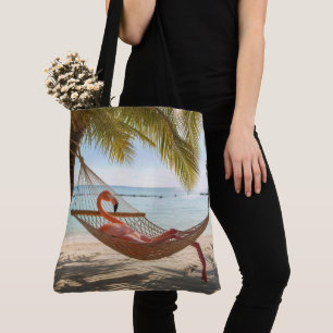 Flamingo, der in einer tropischen Strand-Hängematt Tasche