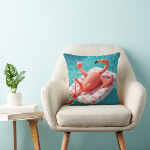Flamingo entspannt sich auf einer Poolmatratze Kissen