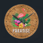 Flamingo Floral Paradise Runde Wanduhr<br><div class="desc">Ein rosa Flamingo,  tropische Blume und Blätter auf geflochtenen Korbmustern und das Wort PARADISE bildet eine stilvolle sommerliche Wanduhr. PASSENDE Artikel in unserem Geschäft.</div>