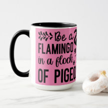 Flamingo in Flock der Tauben Tasse