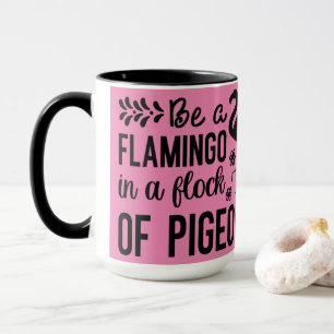 Flamingo in Flock der Tauben Tasse