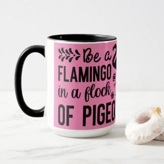 Flamingo in Flock der Tauben Tasse