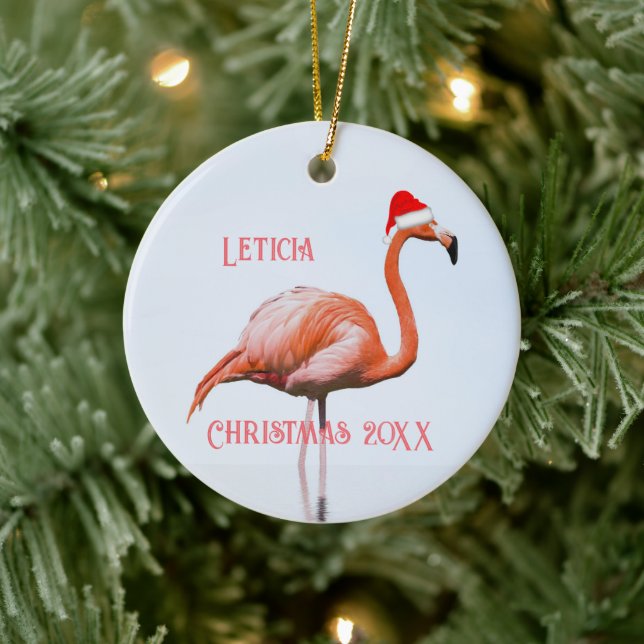 Flamingo in Weihnachtsmannmütze Weihnachten Kerami Keramik Ornament (Baum)