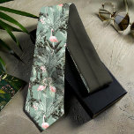 Flamingo Orchid Tropical Pattern Sage ID868 Krawatte<br><div class="desc">Diese Krawatte weist ein wunderschönes Muster von Flamingos auf, umgeben von üppigem tropischem Blattwerk und Orchideen in Salbei-Grün und Rosa. Die Größe dieses nahtlosen Musters kann reduziert werden, um mehr Flamingos hinzuzufügen oder vergrößert und um nur Ihre Favoriten aus sechs verschiedenen Posen einzubeziehen. Suchen Sie ID868 um weitere Produkte mit...</div>