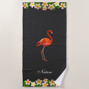 Flamingo & Plumeria-Blumen auf fast Schwarz Strandtuch