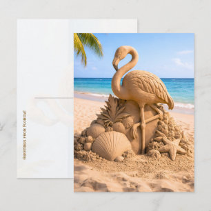 Flamingo-Sandschulptur am tropischen Strand Postkarte