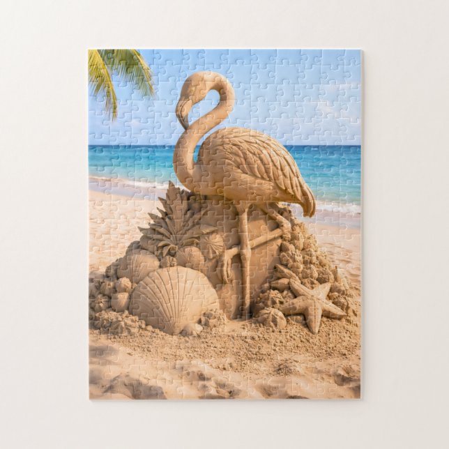 Flamingo-Sandskulptur am tropischen Strand (Vertikal)