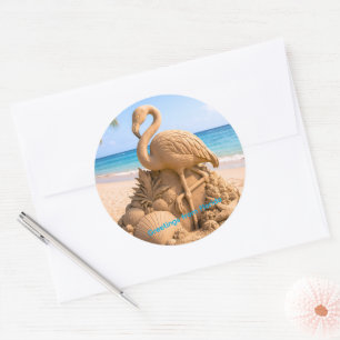 Flamingo-Sandskulptur am tropischen Strand Runder Aufkleber