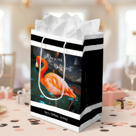 Flamingo Schwarz-weiß Stripes Script Name Modern Mittlere Geschenktüte