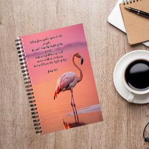 Flamingo verbringen Zeit mit dem "God Journal" Notizbuch