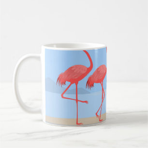 Flamingo-Vogel, der im Sommer am Strand spazieren Kaffeetasse