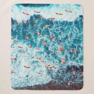 Flamingos fliegen am Strand des karibischen Meeres Sherpadecke