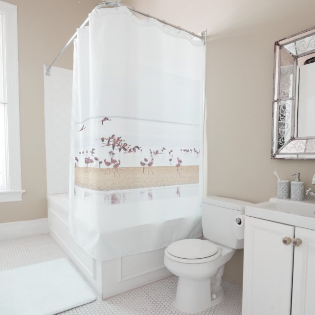 Flamingos laufen und fliegen am Strand. Duschvorhang (Beispiel)