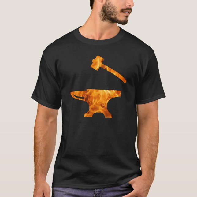 Flamme Anvil & Hammer Blacksmith Metalworking T-Shirt (Vorderseite)