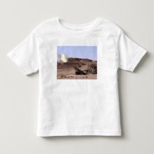 Flamme und Rauch taucht von der Mündung auf Kleinkind T-shirt