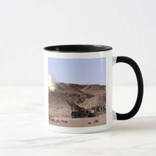 Flamme und Rauch taucht von der Mündung auf Tasse