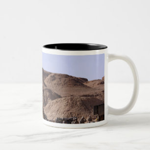 Flamme und Rauch taucht von der Mündung auf Zweifarbige Tasse