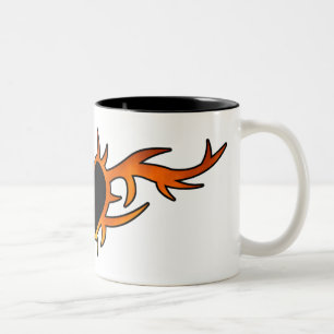 Flammen-Herz-Tätowierung Zweifarbige Tasse