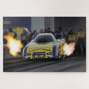 Flammendes Funny Car Drag Racer Sport
