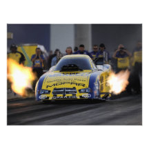 Flammendes Funny Car Drag Racer Sport