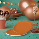 Flammendes Orange Pappteller<br><div class="desc">Burnt orange ist ein tiefer, warmer und erdbrauner Orangenschatten mit einem Hauch von Braun, der an glühende Zitronen oder Herbstblätter erinnert. Es wurde 1915 offiziell anerkannt und symbolisiert Wärme, Komfort und Begeisterung. Es handelt sich um einen mitteldunklen Farbton, der durch die Zugabe von etwas Blau zu Rot und Gelb entstehen...</div>