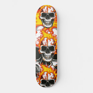 Flammenschädel am Feuer Skateboard