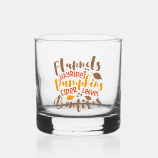 Flannels Hay Rides Pumpkins Cider Blätter Bonfire Whiskyglas