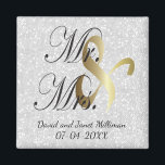 Flansch & Groom Mr & Mrs Wedding Keepsake Magnet<br><div class="desc">Hochzeitstag Gefallen Magnet. Ein Hochzeitstag Keepake von der Braut und der Gräuel bereit, um zu personalisieren. ✔ Hinweis: Nicht alle Vorlagenbereiche müssen geändert werden. 📌 Wenn Sie weitere Anpassungen benötigen, klicken Sie bitte auf den Button "Weitere Anpassungen vornehmen" oder "Design anpassen oder bearbeiten" und verwenden Sie unser Designwerkzeug, um die...</div>