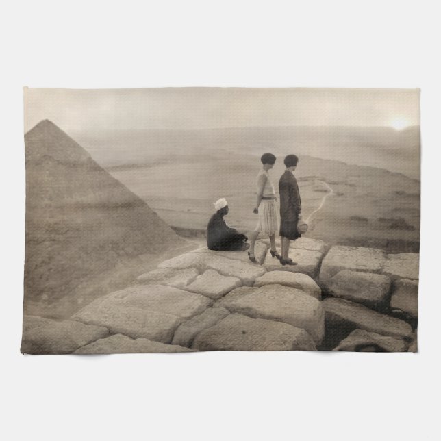 Flapper Girls Sunrise Khufu Pyramid, Ägypten 1920 Geschirrtuch (Horizontal)