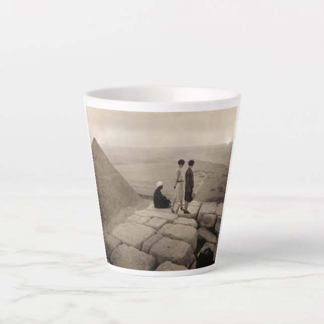 Flapper Girls Sunrise Khufu Pyramid, Ägypten 1920 Milchtasse (Vorderseite)