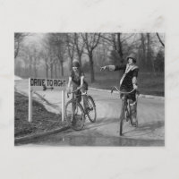Flapper-Mädchen beim Fahrradfahren, 1925
