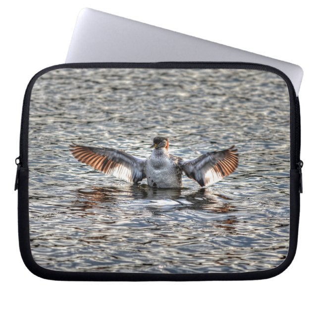 Flapping Red-neckes Grebe & Lake Wildlife Foto Laptopschutzhülle (Vorderseite)