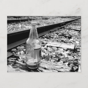 FLASCHE AUF ZUGSPUREN POSTKARTE