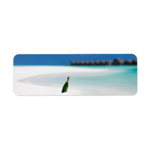 Flasche mit einer Nachricht am tropischen Strand