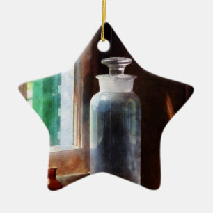 Flasche mit Reagenz und kleine braune Flasche Keramikornament