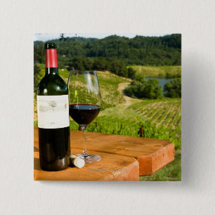 Flasche Rotwein und Glas auf dem Tisch Button