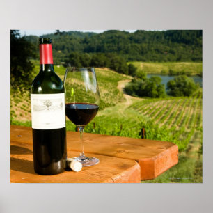 Flasche Rotwein und Glas auf dem Tisch Poster